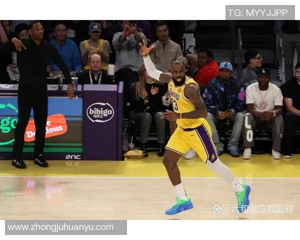 湖人主场迎战雷霆精彩对决詹姆斯与威斯布鲁克的巅峰对抗